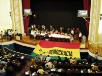 Foto (ABI).- Asamblistas de la derecha toman la testera de la AC