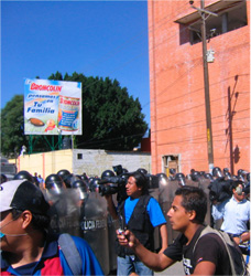 Oaxaca resiste  invaso da polcia federal