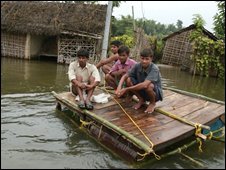 Villagers sit on a makeshift raft in India's Poornia district (29/08/2008)