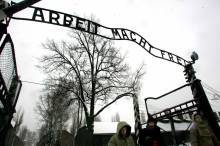 Frihed? Sloganet 'Arbeit Macht Frei' er blevet et symbol p nazismens vanvid. Skiltet er nu genfundet i tre stykker. - Foto: HERBERT KNOSOWSKI/AP