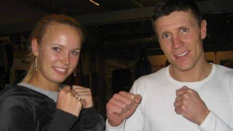 infight. Caroline Wozniacki og Mads Larsen mdes i morgen i ringen til et par runder sveddryppende boksetrning.