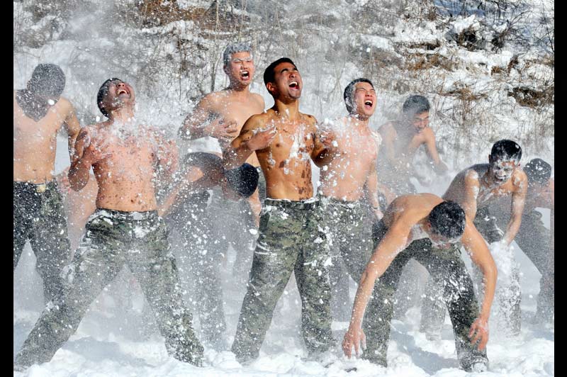 Des forces spciales s'entrainent dans la neige prs de Pyeonchang, ville sud-corenne, situe  environ 180 kilomtres  l'est de Soul, le 8 janvier. 