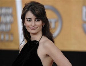 Penelope Cruz arrives at the 15th Annual Screen Actors Guild Awards on Sunday, Jan. 25, 2009, in Los Angeles.