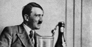 Propaganda. Billede fra 1932, med underteksten: Adolf Hitlers livsfrelse er den enklest tnkelige. Han drikker aldrig en drbe alkohol, og han er ikke-ryger, som skulle vre med til at opbygge Hitlers image.