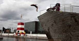 Sidste r underholdt 'De skre badenymfer' ved bningen af havnebadet p Islands Brygge. Dengang var der heller ikke ligefrem tropiske temperaturer. - Foto: JACOB EHRBAHN