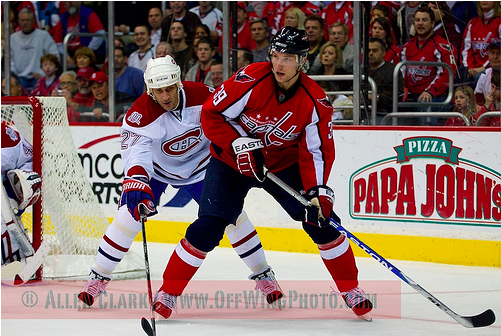 Dave Steckel looks to make a breakout pass.