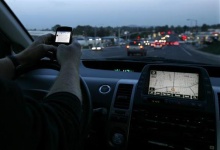 A driver uses his smart phone while in traffic in Encinitas, California December 10, 2009. REUTERS/Mike Blake