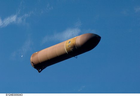 The ET from STS-124 after separation from Space Shuttle Discovery. A Space Shuttle External Tank (ET) is the component of the Space Shuttle launch vehicle that contains the liquid hydrogen fuel and liquid oxygen oxidizer.