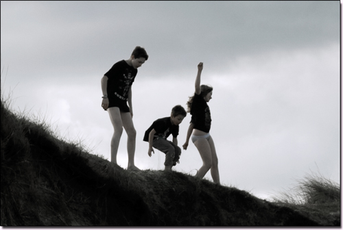 trois enfants sur les dunes d'Utah Beach