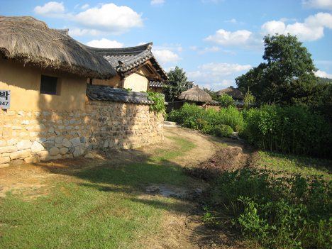 Korea-Andong-Hahoe Folk Village, Traditional houses in the village.The Yu clan of Pungsan established the Hahoe Folk Village in the 16th century during the Jose on Dynasty and has been a one-clan community since that time.