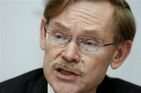 World Bank President Robert B. Zoellick addresses the media during a news conference at the 10th German World Bank Forum in Frankfurt, central Germany, on Thursday, Nov. 20, 2008