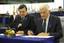 Signature of the framework agreement between the EC and the EP: Jerzy Buzek, President of the EP, on the right, and José Manuel Barroso