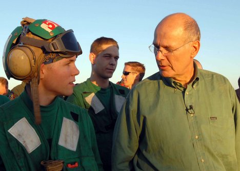 CBS News anchor Harry Smith speaks to Aviation Boatswain's Mate (Equipment) Airman Lonnie Pope.