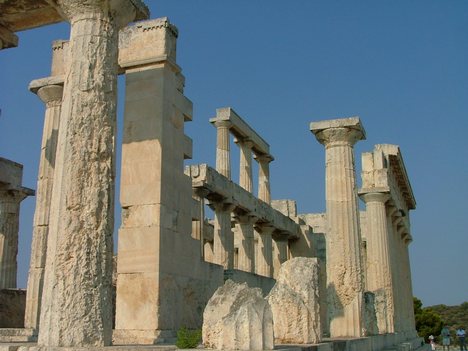 Temple of Aphaia (Aegina): The interior of the cella was embellished with two tiers of Doric columns.