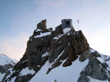 Cabane de Bertol, Alpes valaisannesAs there is a lot of mountaineering activity in the Alps, there is a large number of huts along the mountaineering paths