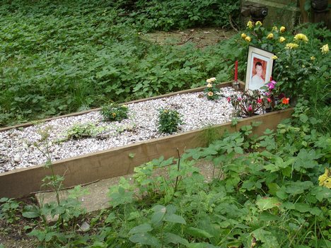 Murder in the United Kingdom | Chechnya Photograph of the grave of Alexander Litvinenko, Highgate Cemetary, London, United Kingdom