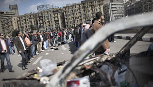 Egyptian demonstrators gather for prayers