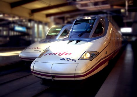 Spanish high speed, AVE S-102. Maximum speed: 330 km/h (205 mph).(西班牙高速，阿夫S - 102。最大速度：330公里每小时（205英里）