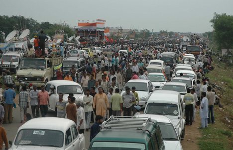 INDIA-TRAFFIC-JAM-NH-6-SINGURIndia Traffic Jam due to mamata banerjee meeting at Singur in Hooghly in Eastern India ----- WN/BHASKAR MALLICK