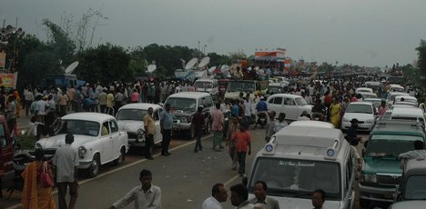 INDIA-TRAFFIC-JAM-NH-6-SINGURIndia Traffic Jam due to mamata banerjee meeting at Singur in Hooghly in Eastern India ----- WN/BHASKAR MALLICK