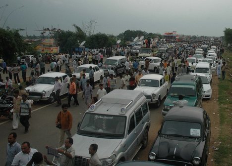 INDIA-TRAFFIC-JAM-NH-6-SINGURIndia Traffic Jam due to mamata banerjee meeting at Singur in Hooghly in Eastern India ----- WN/BHASKAR MALLICK