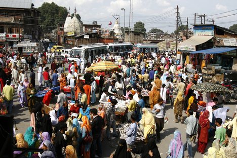 Kashmiri muslim busy in shopping at a market place ahead of Muslim festival of Eid-ul-Fitr, marking the end of the holy fasting month of Ramadan, in Srinagar, 17 September 2009. Muslims all over the world are observing the holy month of Ramadan which prohibits food, drinks, smoke and sex from dawn to dusk Eid-ul-Fitr festival which will be observed next week.