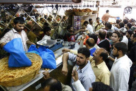 Kashmiri muslim busy in shopping at a market place ahead of the Muslim religious festival of Eid-ul-Fitr in Srinagar, the summer capital of Indian Kashmir, 19 September 2009. Eid-ul-Fitr is a religious festival of Muslims, which marks the end of Ramadan, the Islamic holy month of fasting and symbolizes the breaking of the fasting period