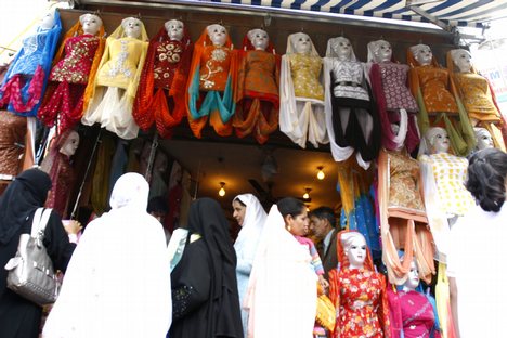 Kashmiri muslim busy in shopping at a market place ahead of Muslim festival of Eid-ul-Fitr, marking the end of the holy fasting month of Ramadan, in Srinagar, 17 September 2009. Muslims all over the world are observing the holy month of Ramadan which prohibits food, drinks, smoke and sex from dawn to dusk Eid-ul-Fitr festival which will be observed next week.