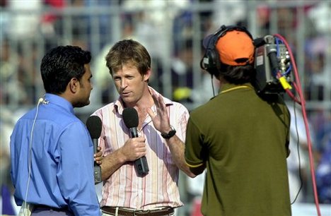 Jonty Rhodes, former South African cricketer comments for television viewers with former Indian cricketer Sanjay Manjrekar, left, during the third day of the second cricket test match between India and South Africa in Calcutta, India, Tuesday, Nov. 30, 2004.