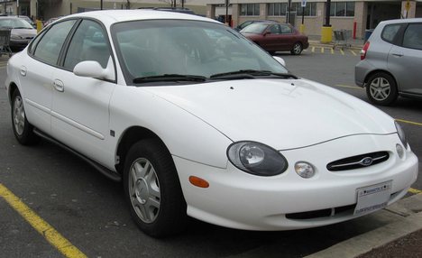 1998-99 Ford Taurus sedan.jpg 1998-1999 Ford Taurus photographed in USA.