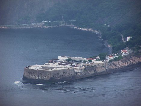 Santa Cruz Fortress.From 1943 to the late 1970s, the county of Niteroi comprised two districts only: the district of Niteroi (original area) and the district of Itaipu (acquired in 1943), which barely had an urban continuity or even proper road links to each other and were considered apart areas