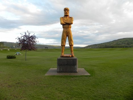 12 feet tall statue of Twelve Foot Davis at Riverfront Park