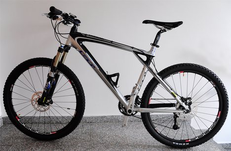 2008 GT Zaskar Pro Carbon Hardtail cross country mountain bike with carbon frame and disc brakes.(2008 GT的Zaskar临越野硬式碳与碳框架和盘式制动器山地自行车)