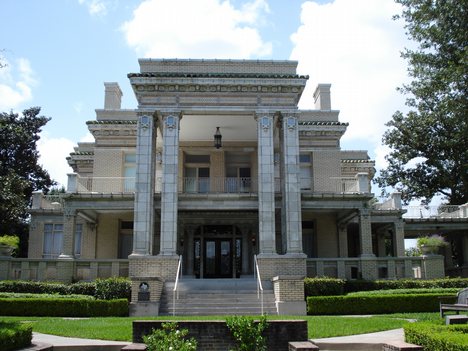 The Link-Lee Mansion University currently maintains a population of 1,750 traditional undergraduate students and 1,496 graduate students