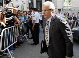 Spanish judge Baltasar Garzon arrives at the Supreme Court in Madrid, Wednesday, Sept. 9, 2009.