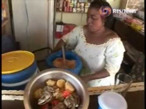 Malian restaurants show AIDS movies.wmv