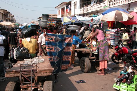 Les petits commerces et les vendeurs ambullants dans les rues de Lomé des vendeuses de pagnes au grand marché Small shops and itinerant salesmen in the streets of Lome togo and africa