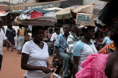 Les petits commerces et les vendeurs ambullants dans les rues de Lomé une fille en train de vendre des assiettes Small shops and itinerant salesmen in the streets of Lome