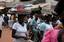 Les petits commerces et les vendeurs ambullants dans les rues de Lomé une fille en train de vendre des assiettes Small shops and itinerant salesmen in the streets of Lome