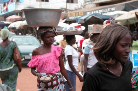 Les petits commerces et les vendeurs ambullants dans les rues de Lomé une vendeuse de mais frais Small shops and itinerant salesmen in the streets of Lome Togo and Africa