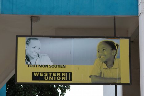 Les petits commerces et les vendeurs ambullants dans les rues de Lomé wester union transfert d'argent Small shops and itinerant salesmen in the streets of Lome Togo and Africa