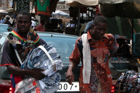 Un vendeur ambulant des chemises et de Jeans . An itinerant salesman of the shirts and Jeans . Toga and Africa