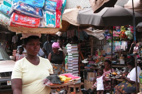 Les petits commerces et les vendeurs ambullants dans les rues de Lomé une vendeuse des couches pour bébé. Small shops and itinerant salesmen in the streets of Lome Togo and Africa