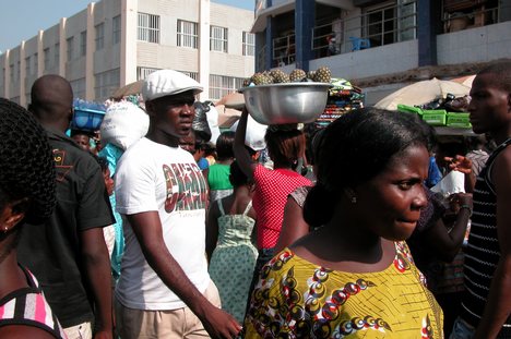 Les petits commerces et les vendeurs ambullants dans les rues de Lomé des hommes et des femmes Small shops and itinerant salesmen in the streets of Lome Les petits commerces et les vendeurs ambullants dans les rues de Lomé des vendeuse de pure water Small shops and itinerant salesmen in the streets of Lome Togo and Africa