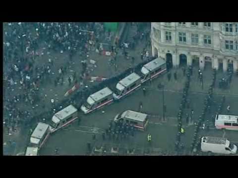 Clashes as UK parliament backs student fee rise‎