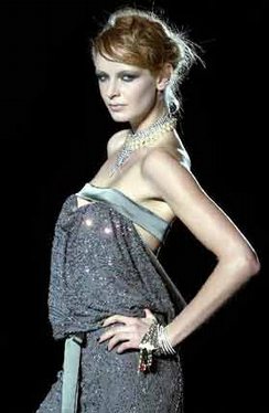 A model presents an Autumn/winter 2004-2005 creation by fashion designer Gharani Strok during the London Fashion Week Feb. 16, 2004. (PeopleDaily) KLeo