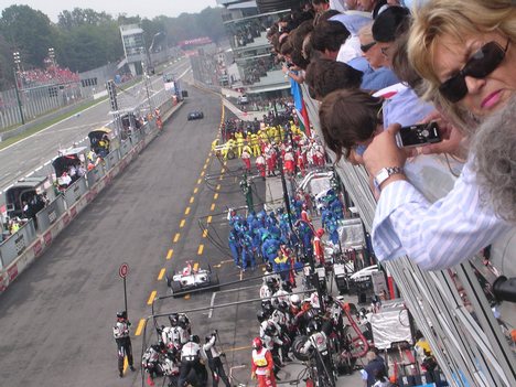 Fale F1 Monza 2004 105.jpg Ita: L'autodromo nazionale di Monza durante la gara del settembre 2004 Eng: The Autrodomo Nazionale of Monza (italy) during a race in september 2004