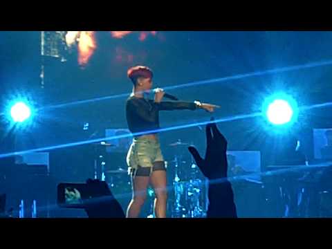 Eminem feat. Rihanna Live X Travis Barker 