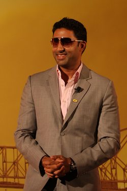 INDIA-BOLLYWOOD-ACTOR-ABHISHEK-BACHCHAN-IDEA-CELLULAR-LAUNCH