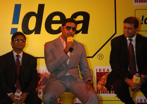 INDIA-BOLLYWOOD-ACTOR-ABHISHEK-BACHCHAN-IDEA-CELLULAR-LAUNCH